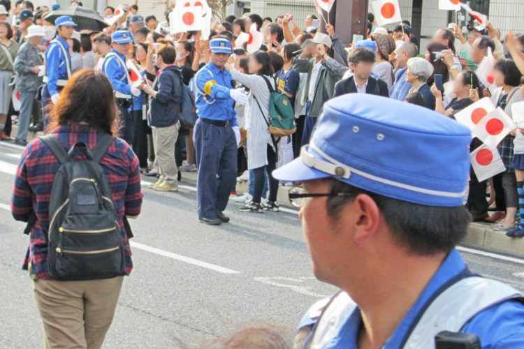 沿道で警戒するガードマン